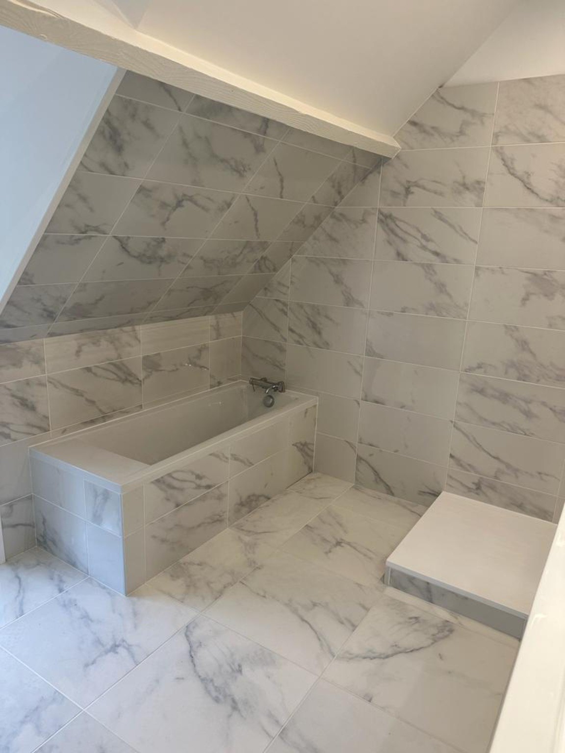 Baignoire dans la salle de bain