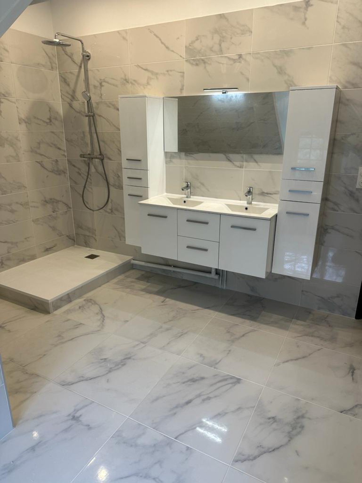 Double vasque et douche italienne