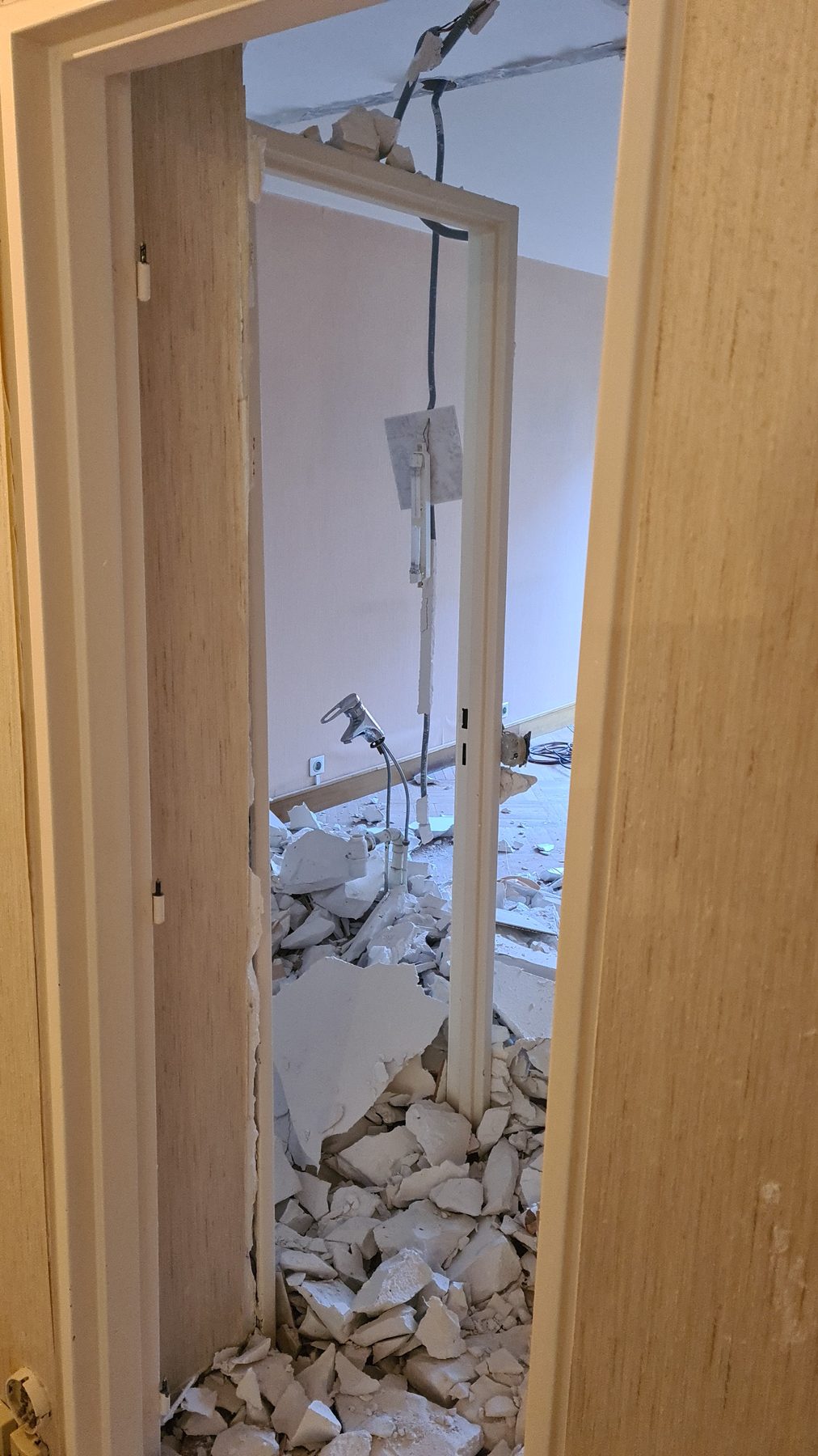 Pendant : préparation complète du chantier - rénovation complète appartement Paris 12 rue Lasson