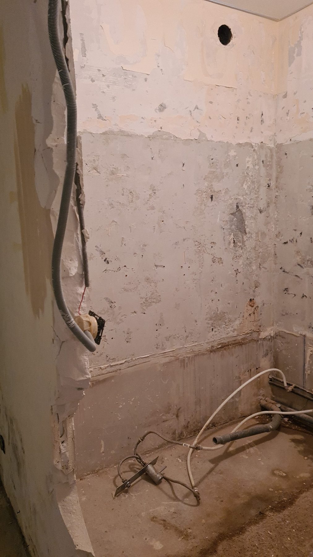 Avant : sols et murs à reprendre - rénovation complète appartement Paris 12 rue Lasson