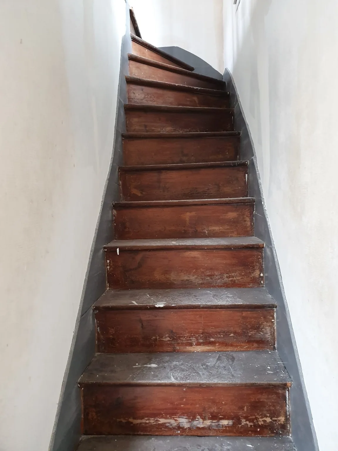 Escalier avant rénovation
