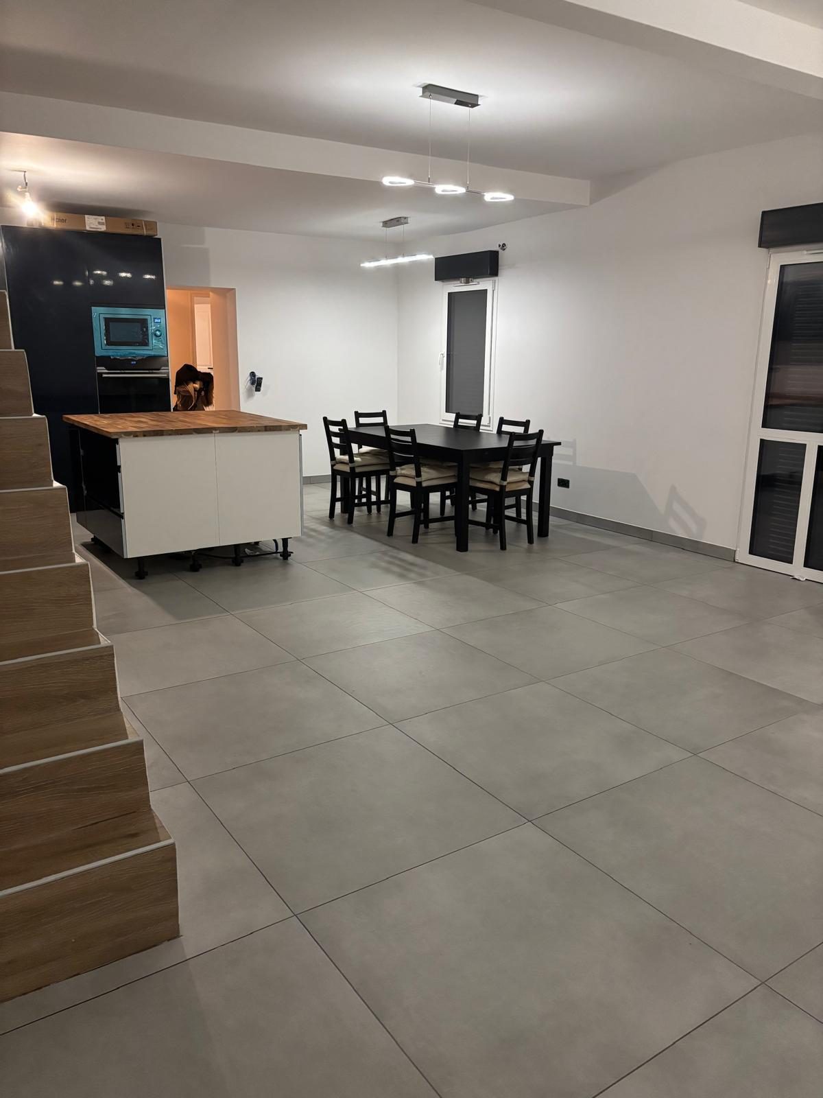 Séjour rénové avec escalier rénové et cuisine