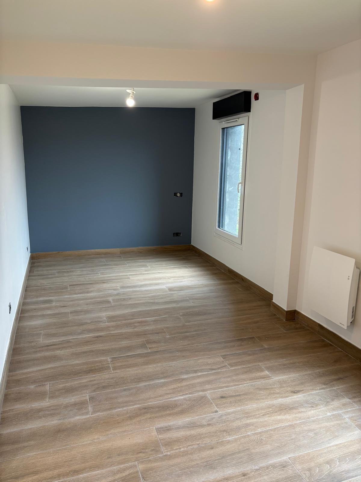 Suite parentale rénovée avec revêtement aspect parquet
