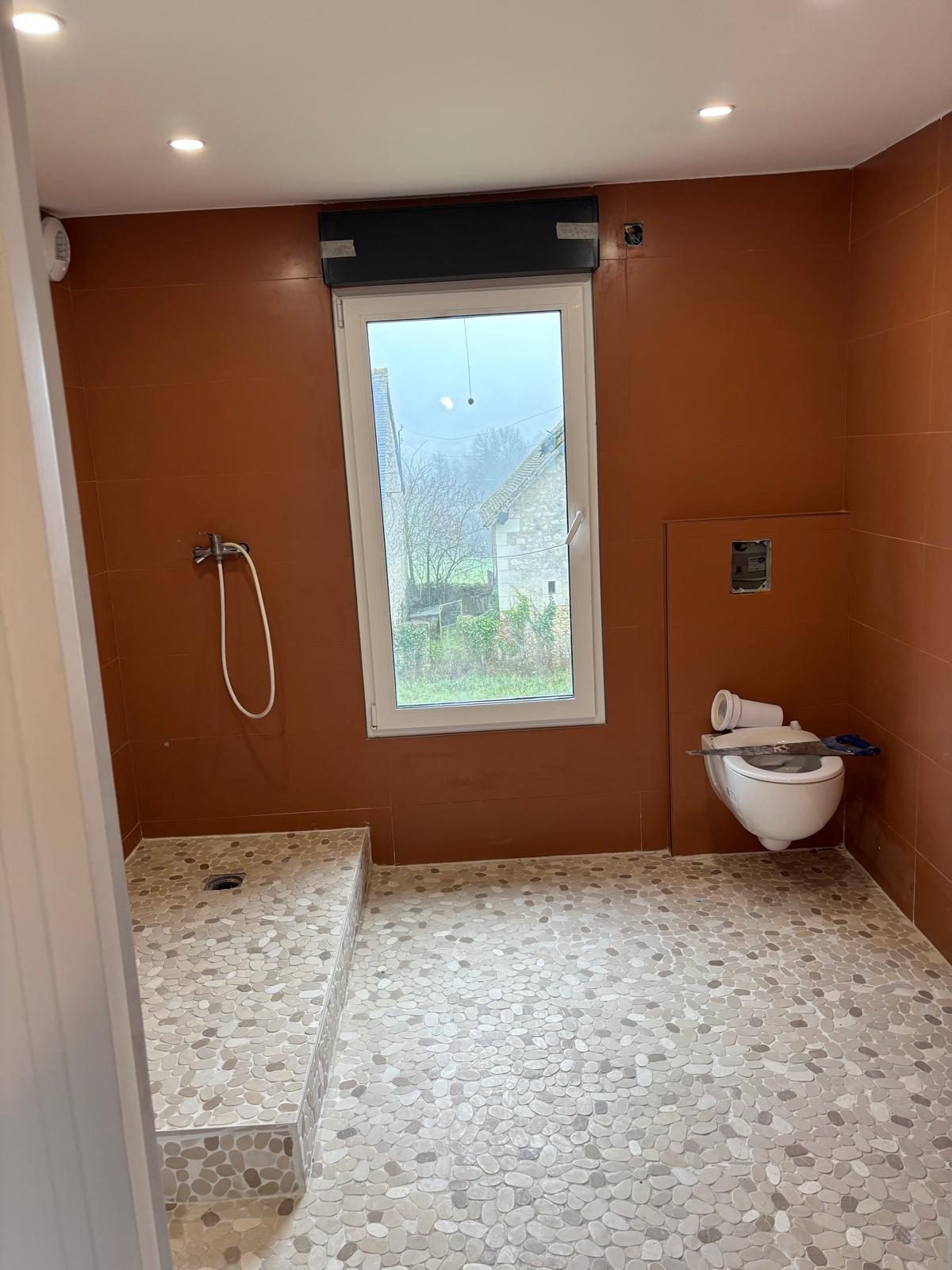 WC suspendu avec carrelage graphique
