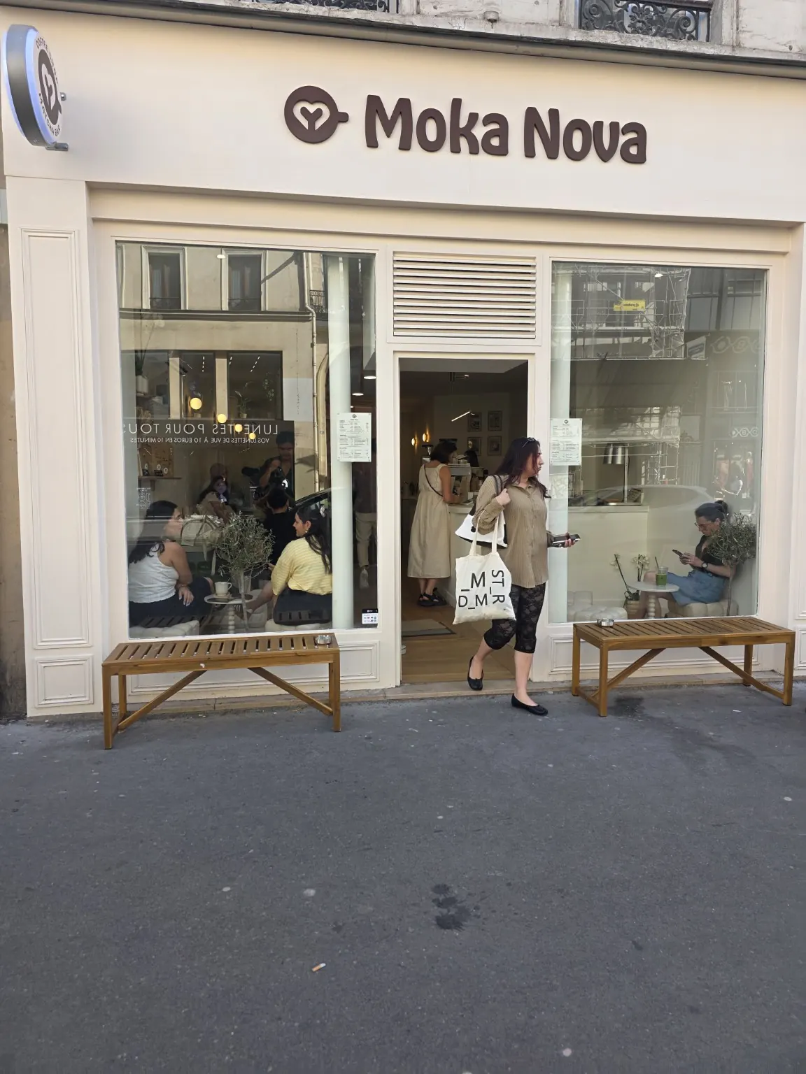 Façade du coffee shop Moka Nova après rénovation