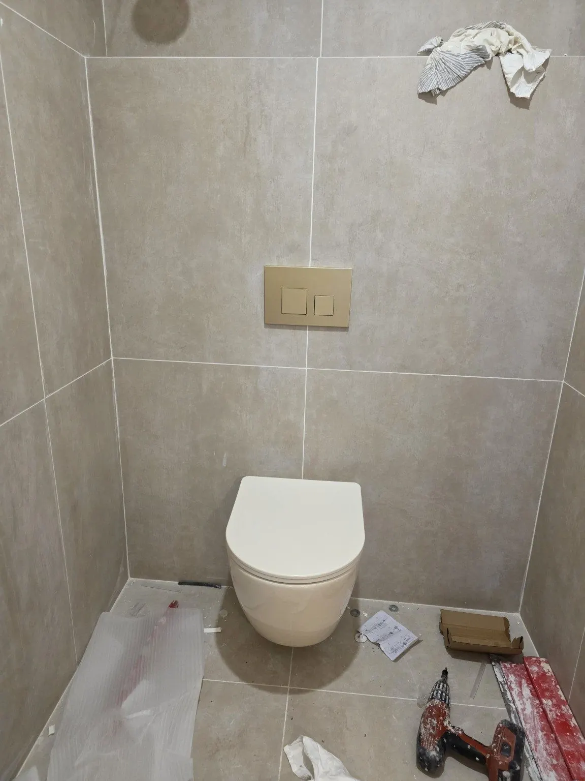 WC carrelage suspendu commerce