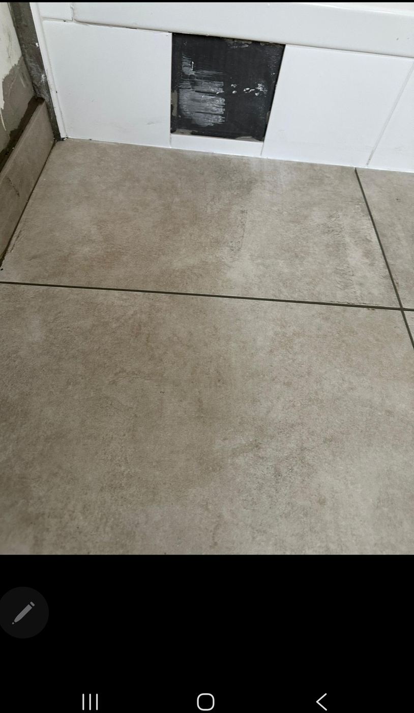 Après travaux : carrelage de sol gris