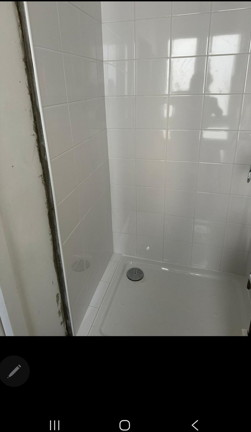 Après travaux : receveur et paroi prêts à l’usage