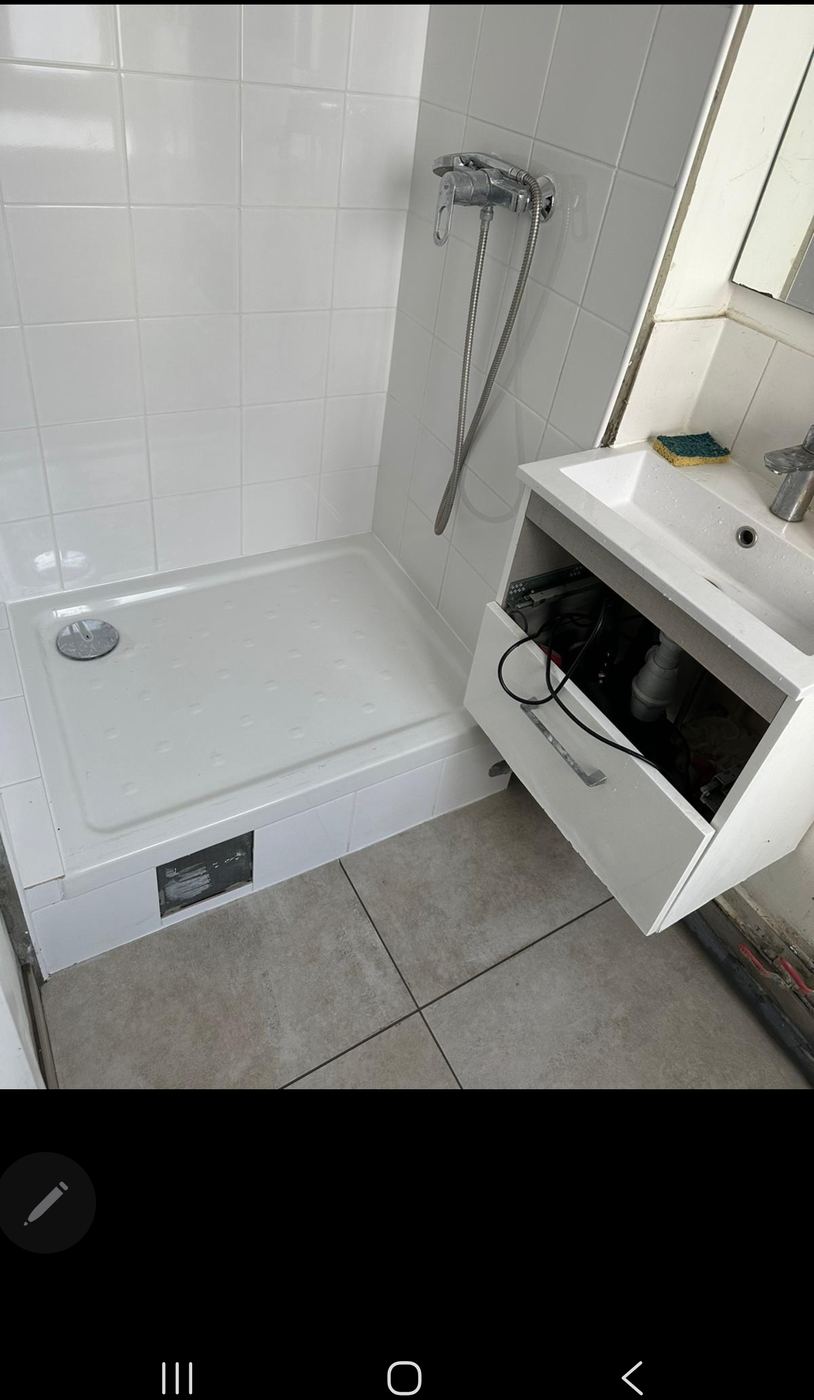 Après travaux : douche rénovée avec robinetterie