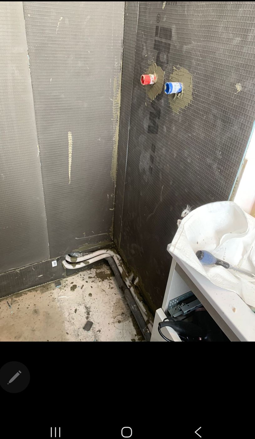 Avant travaux : arrivée plomberie et zone technique