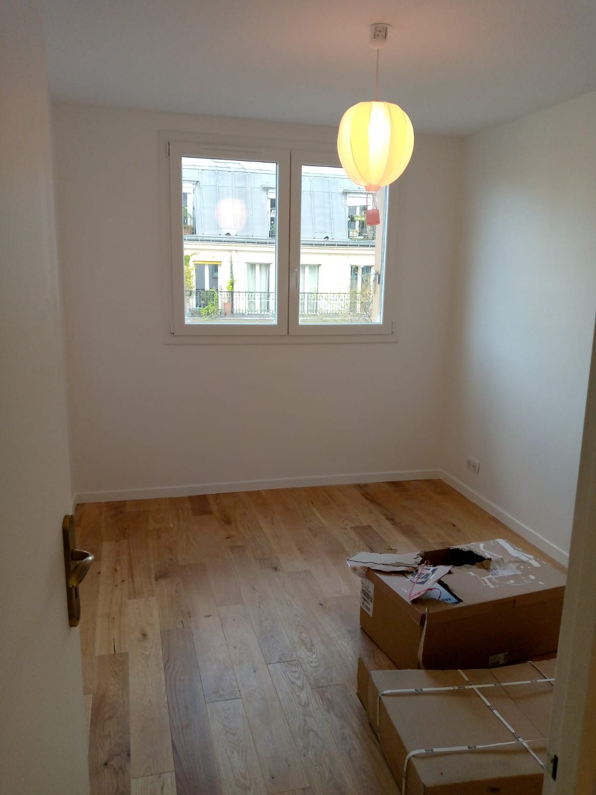 chambre rénovée avec parquet Paris 20