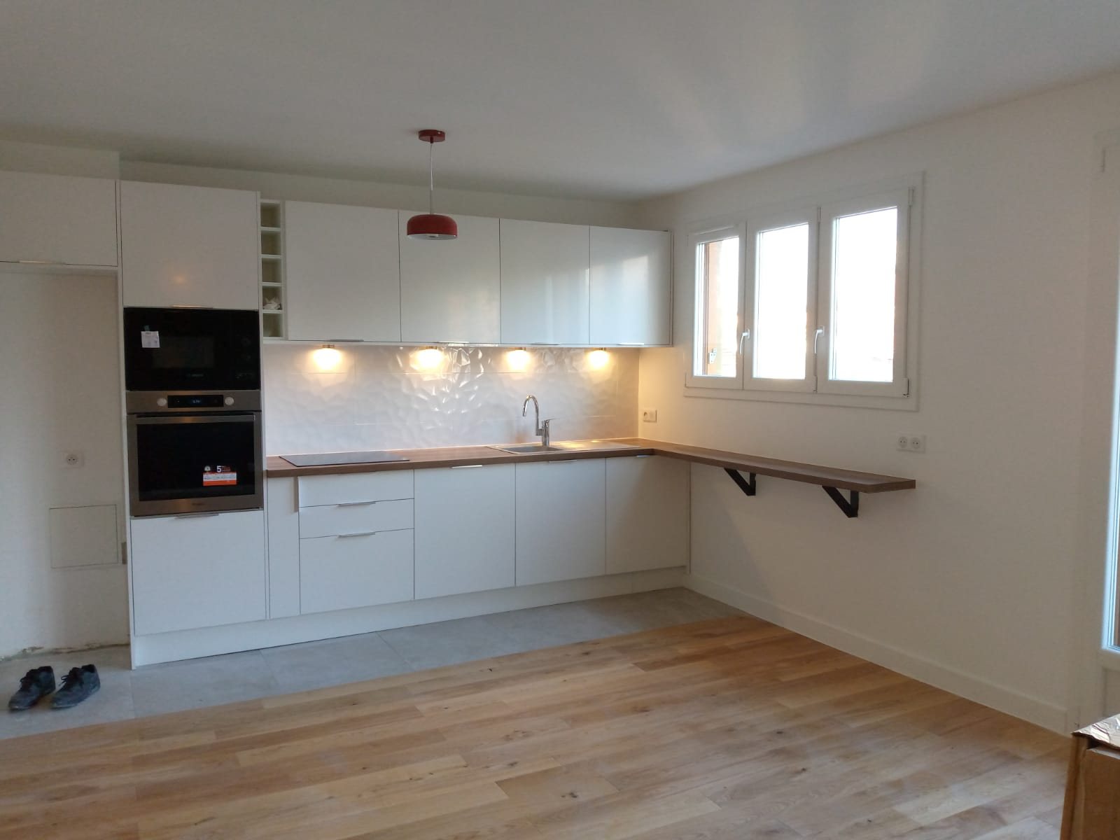 cuisine ouverte et parquet après rénovation appartement Paris 20