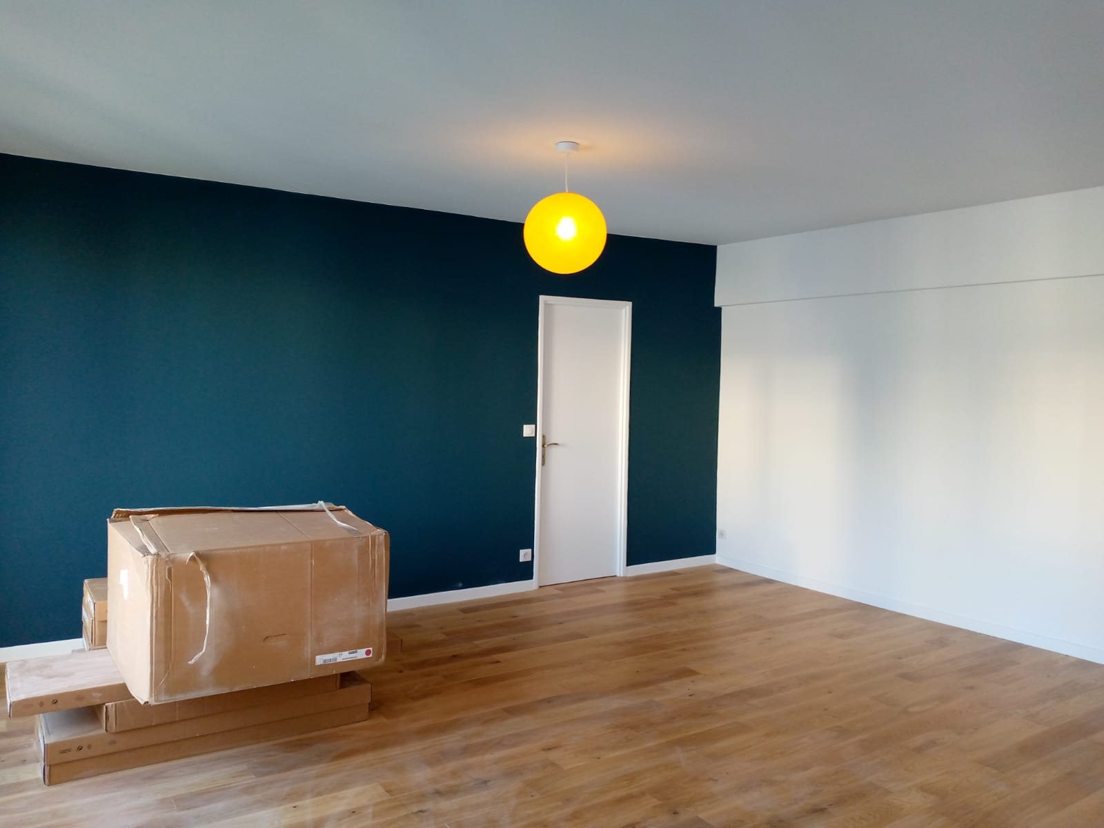 pièce de vie rénovée mur bleu Paris 20