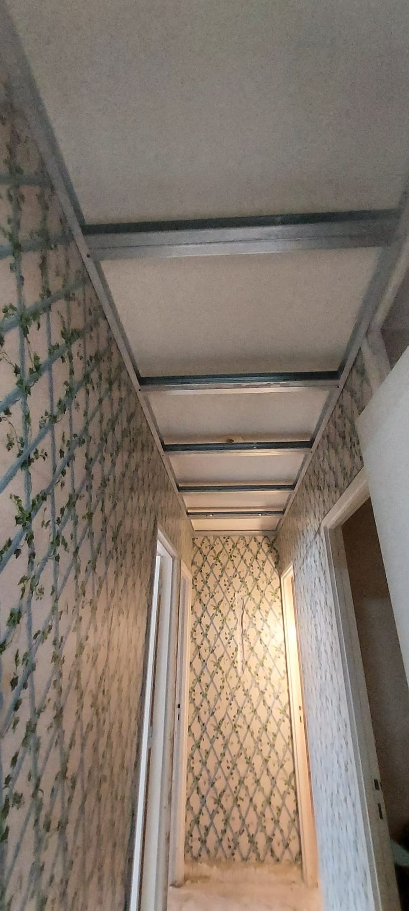 couloir et supports avant rénovation appartement Paris 20