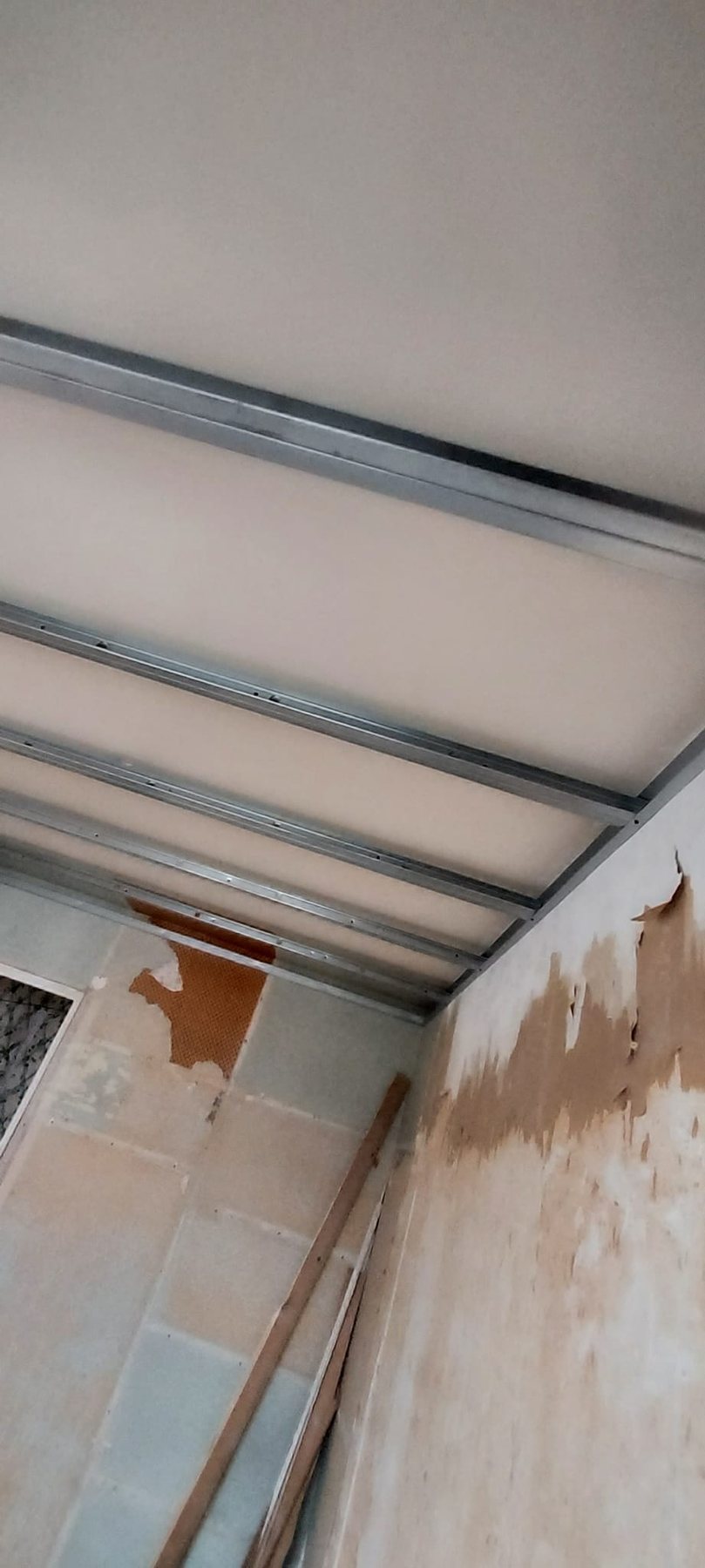 ossature plafond avant rénovation appartement Paris 20