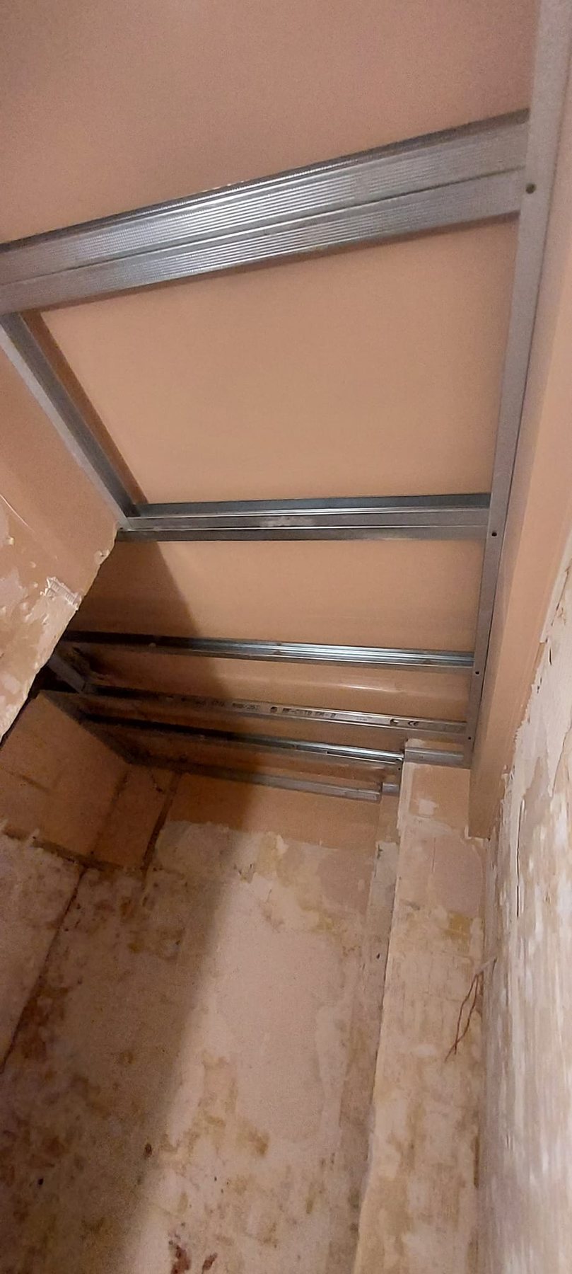 pièce en démolition avant rénovation appartement Paris 20