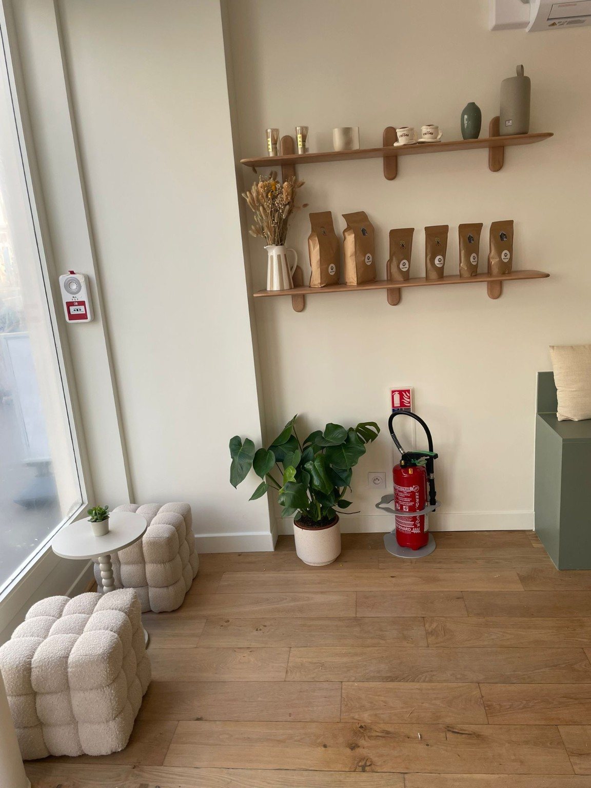 Coin assises avec banquette, tables et poufs