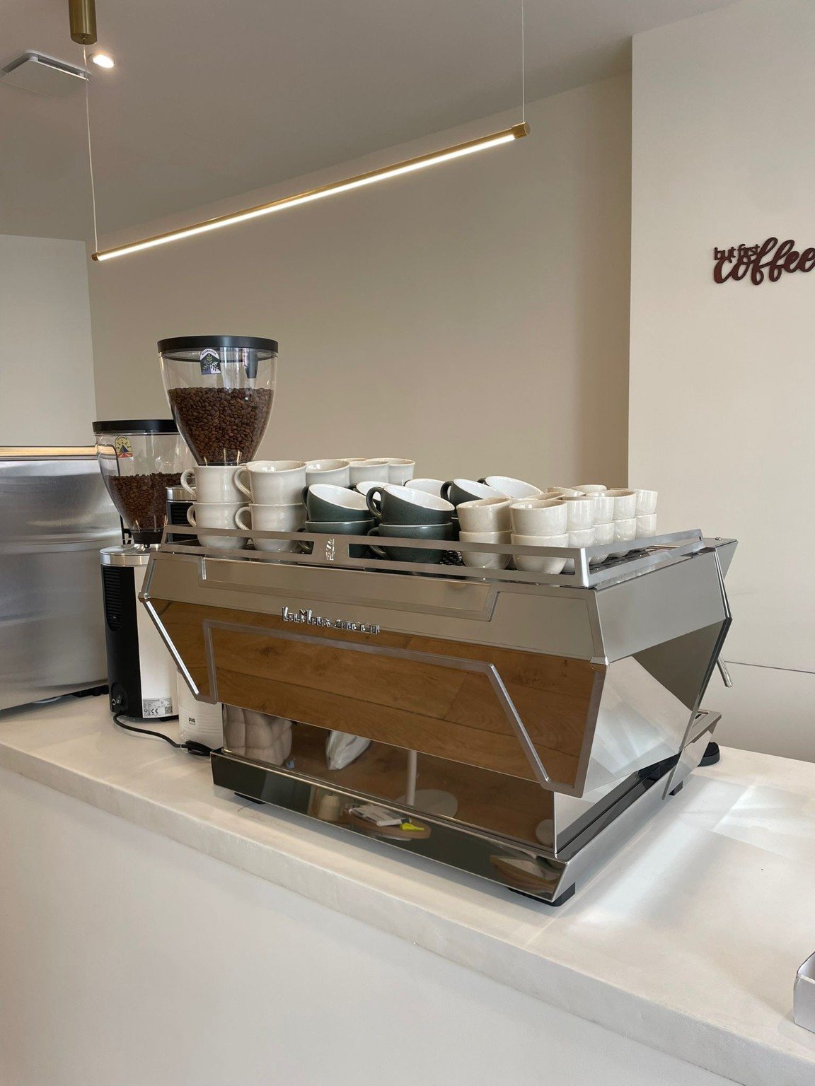 Comptoir terminé avec machine à café professionnelle