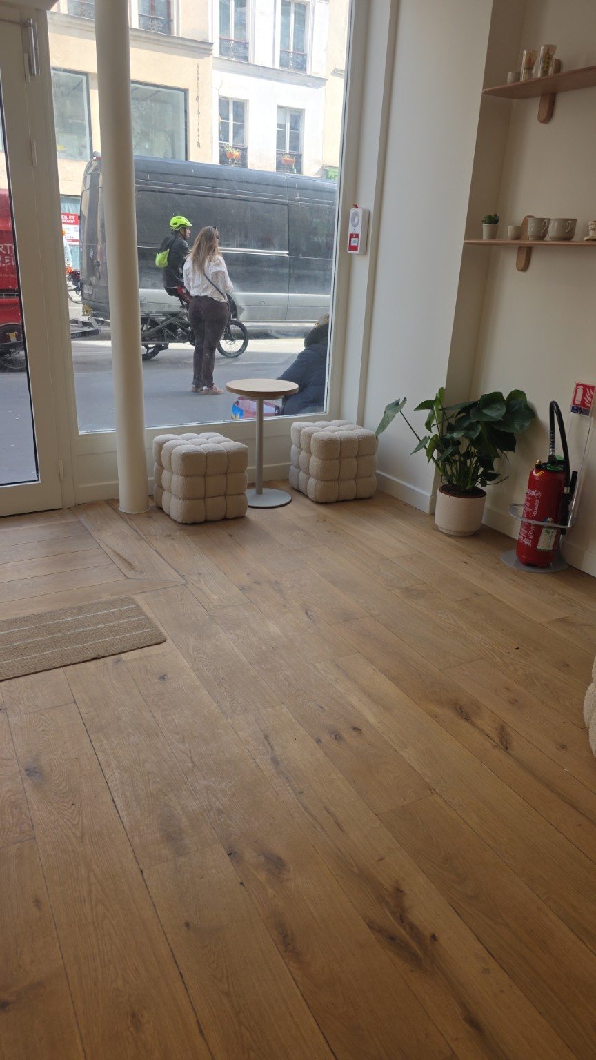 Espace d’accueil lumineux après rénovation