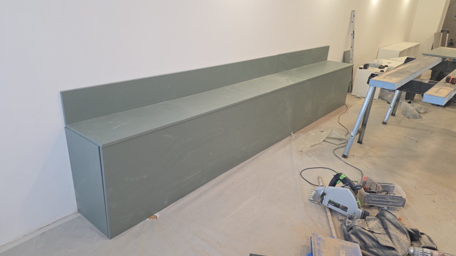 Habillage de la banquette en vert sauge