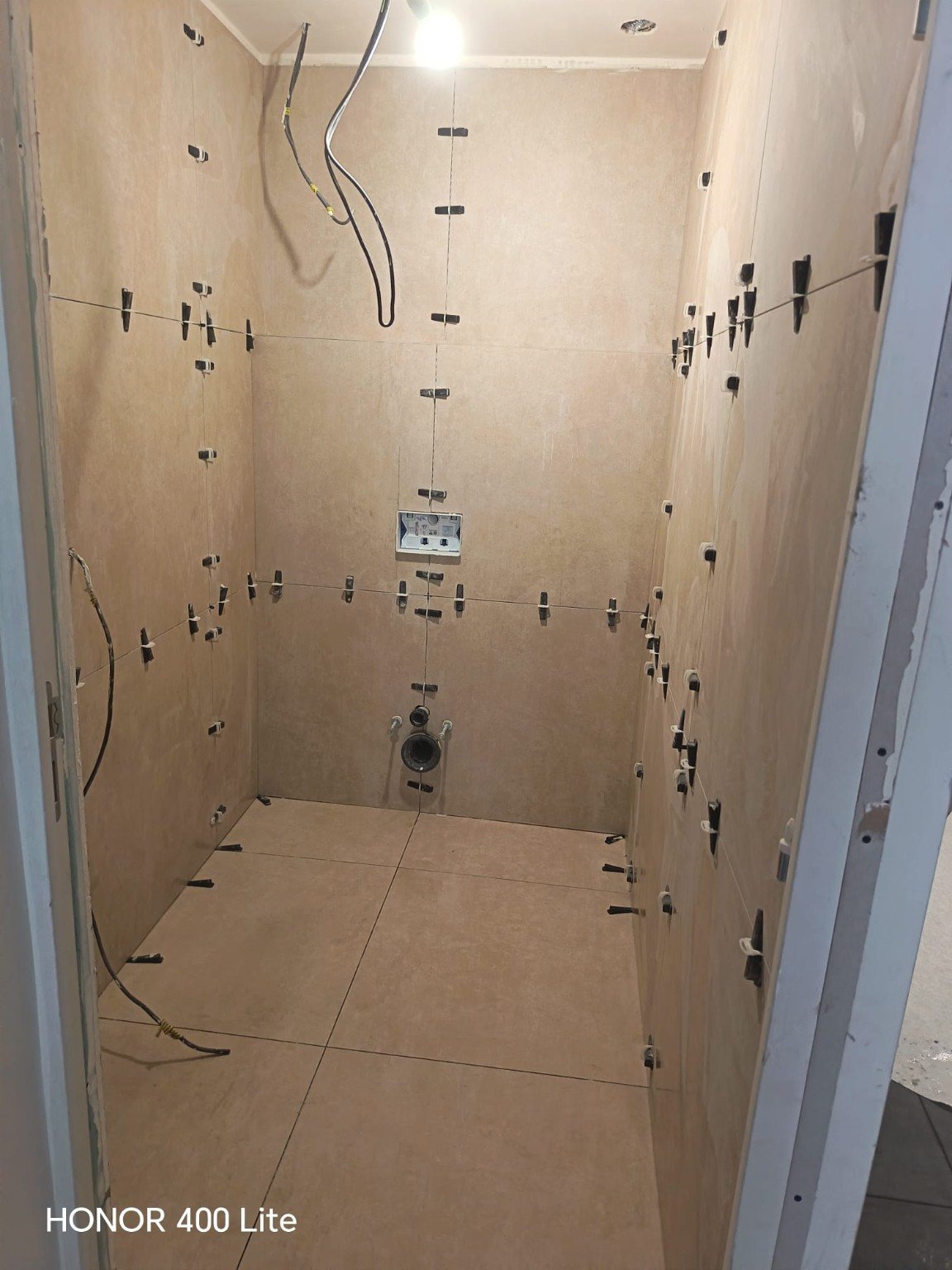 Pose du carrelage grand format dans les WC