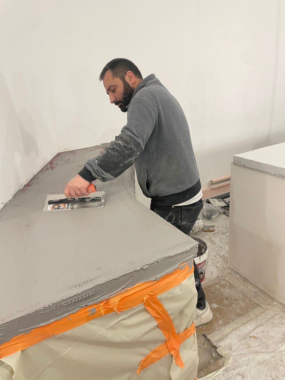 Application du revêtement décoratif sur le comptoir