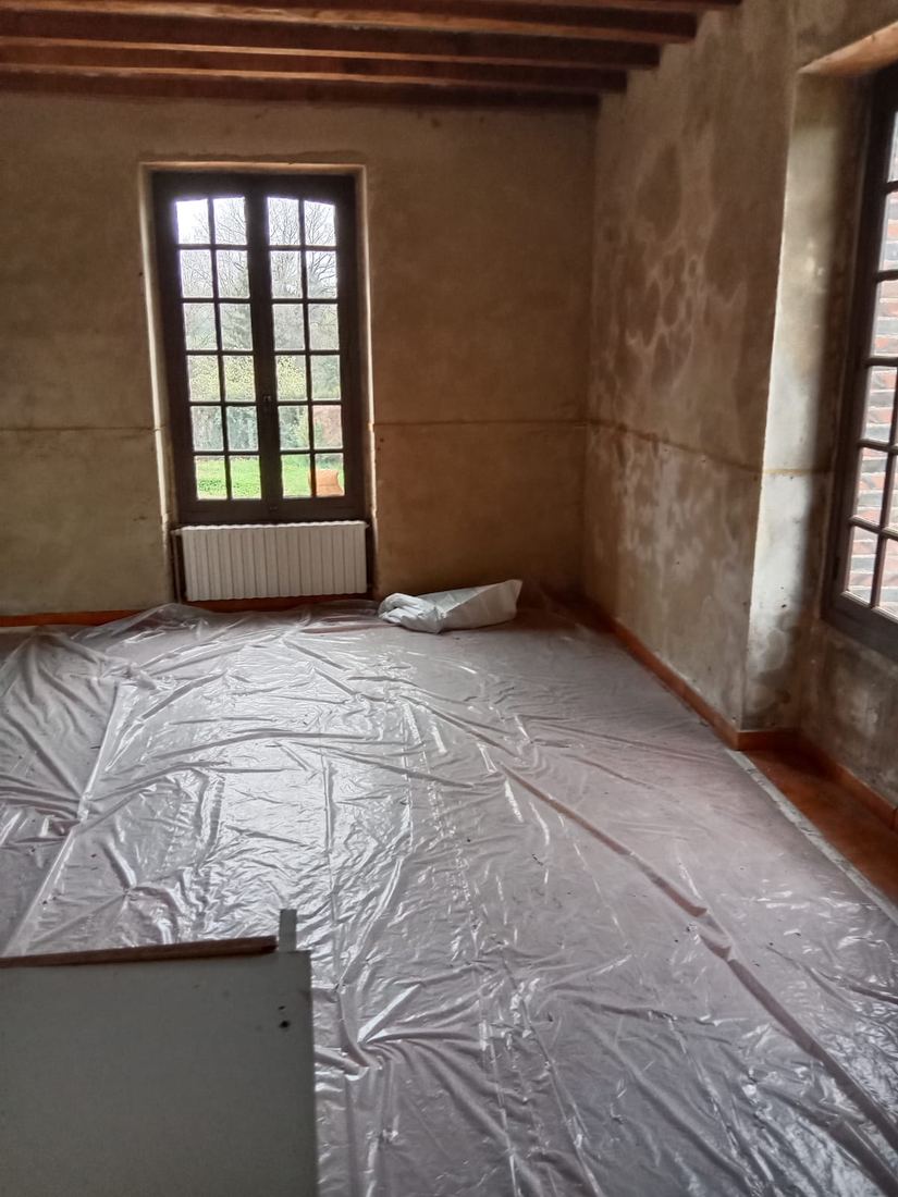 Grande pièce ancienne avec poutres avant rénovation