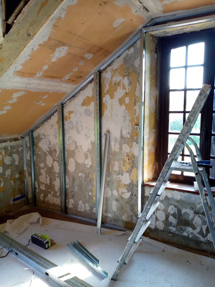 Rails et préparation plafond sous toiture