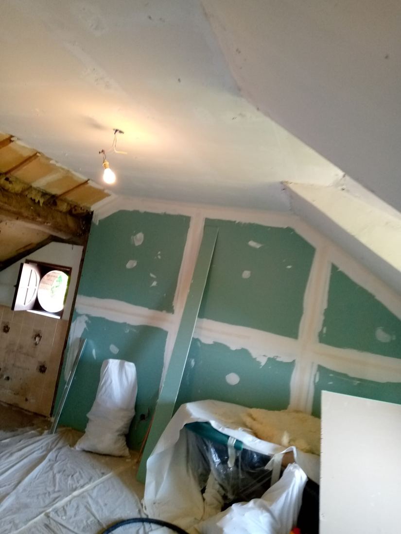 Placo bandes et poutres apparentes pendant rénovation