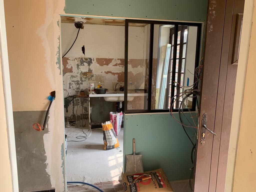 Verrière atelier et cloisons en cours de finition