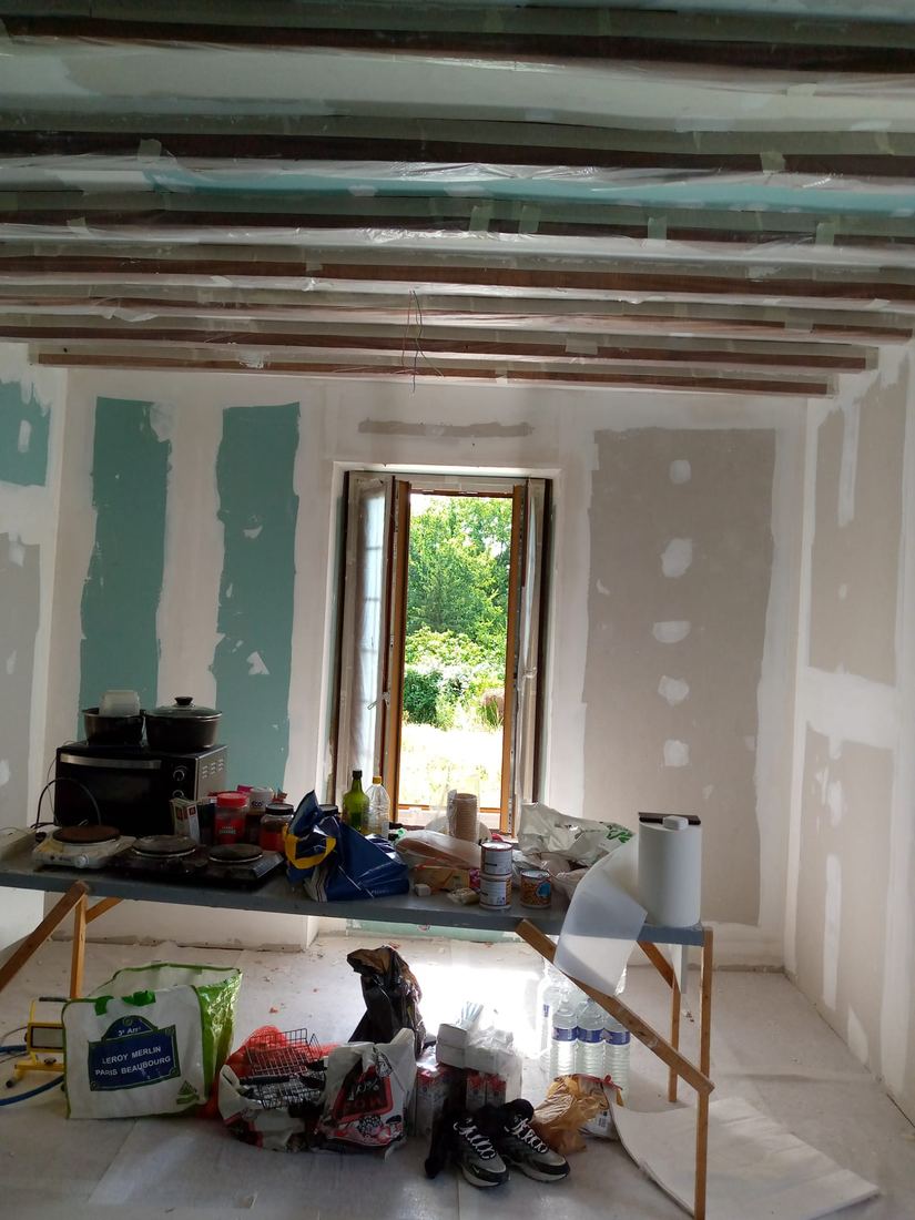 Pièce en cours de bandes et finitions