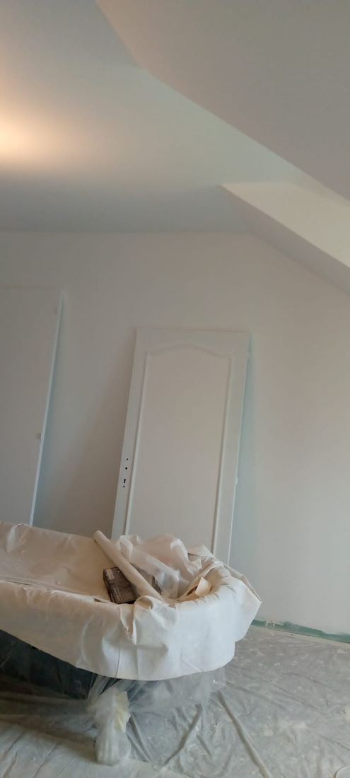 Chambre rénovée avec porte intérieure