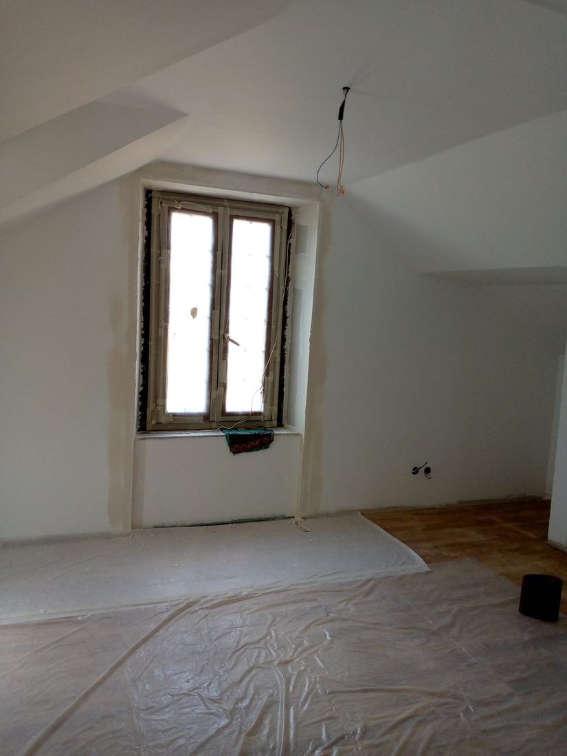 Pièce rénovée avec parquet protégé pendant finition