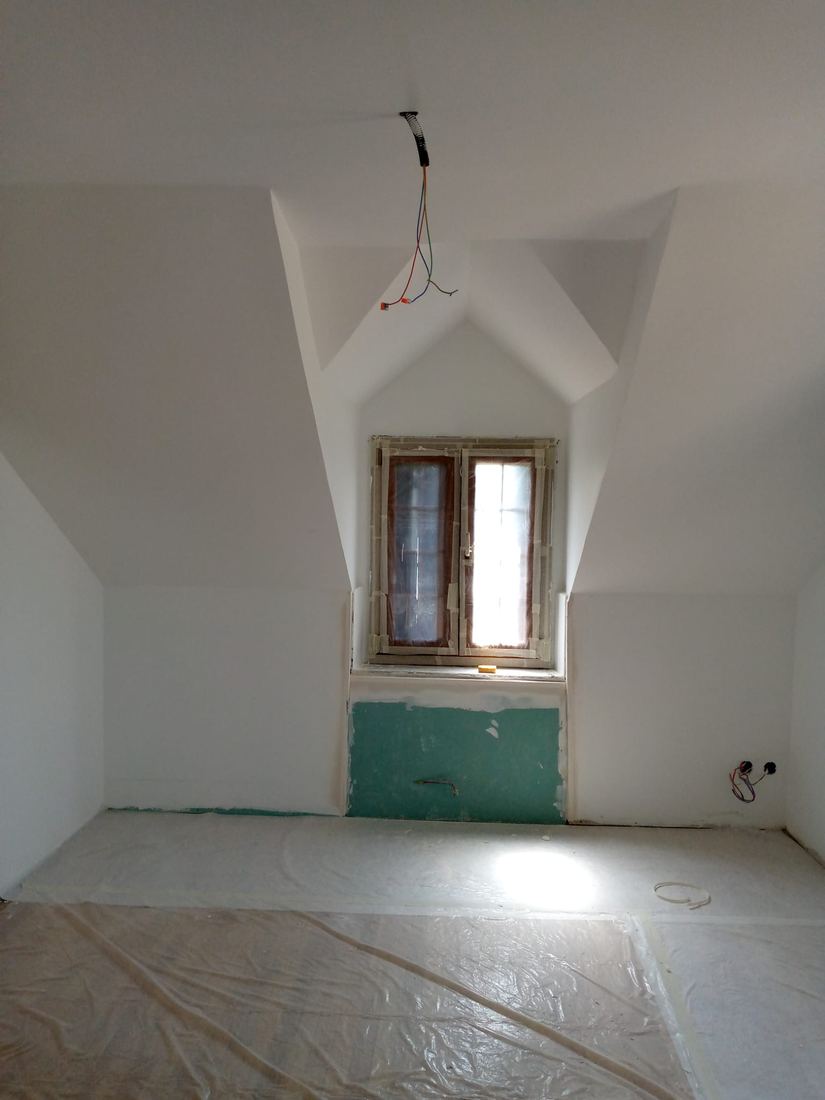 Pièce lumineuse sous combles après rénovation
