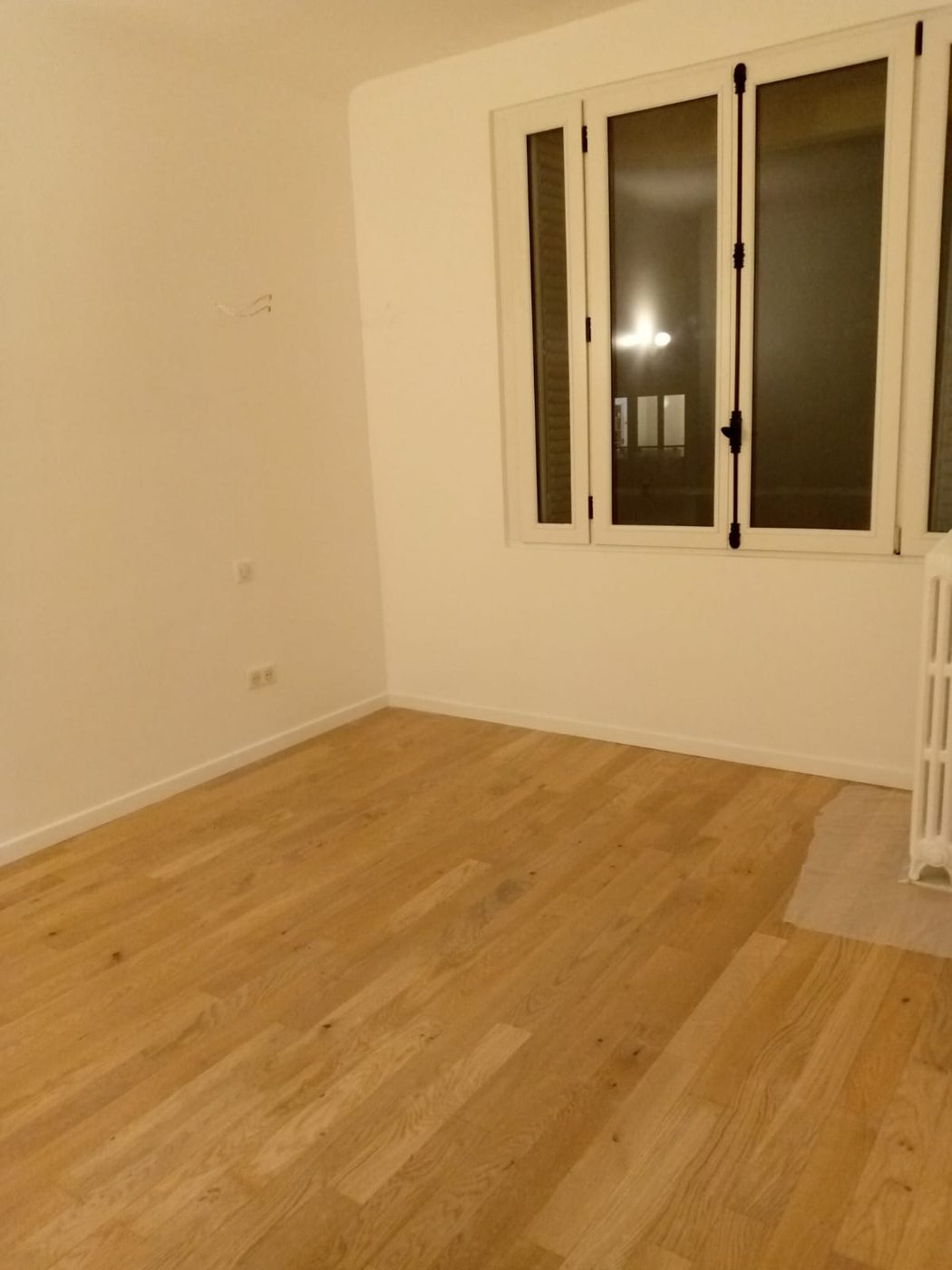 pièce de vie parquet et murs blancs - rénovation appartement Paris 12