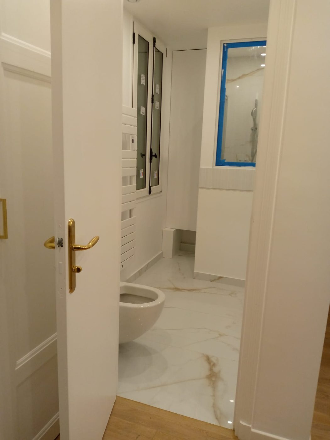 salle d’eau carrelage effet marbre - rénovation appartement Paris 12