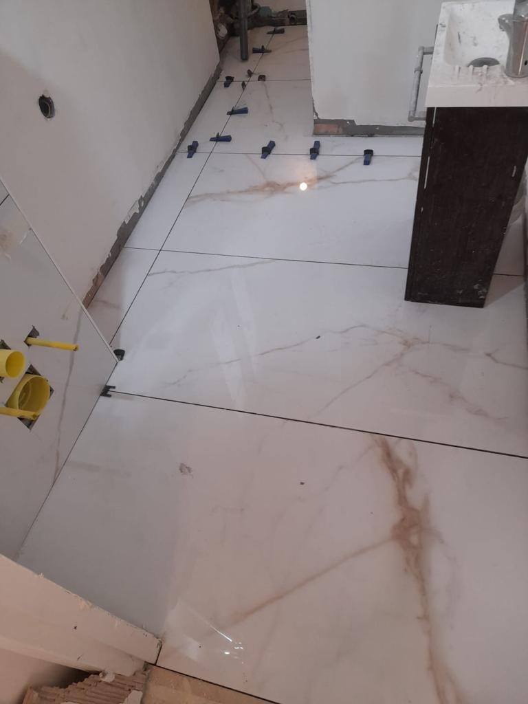 carrelage effet marbre en salle d’eau - rénovation appartement Paris 12