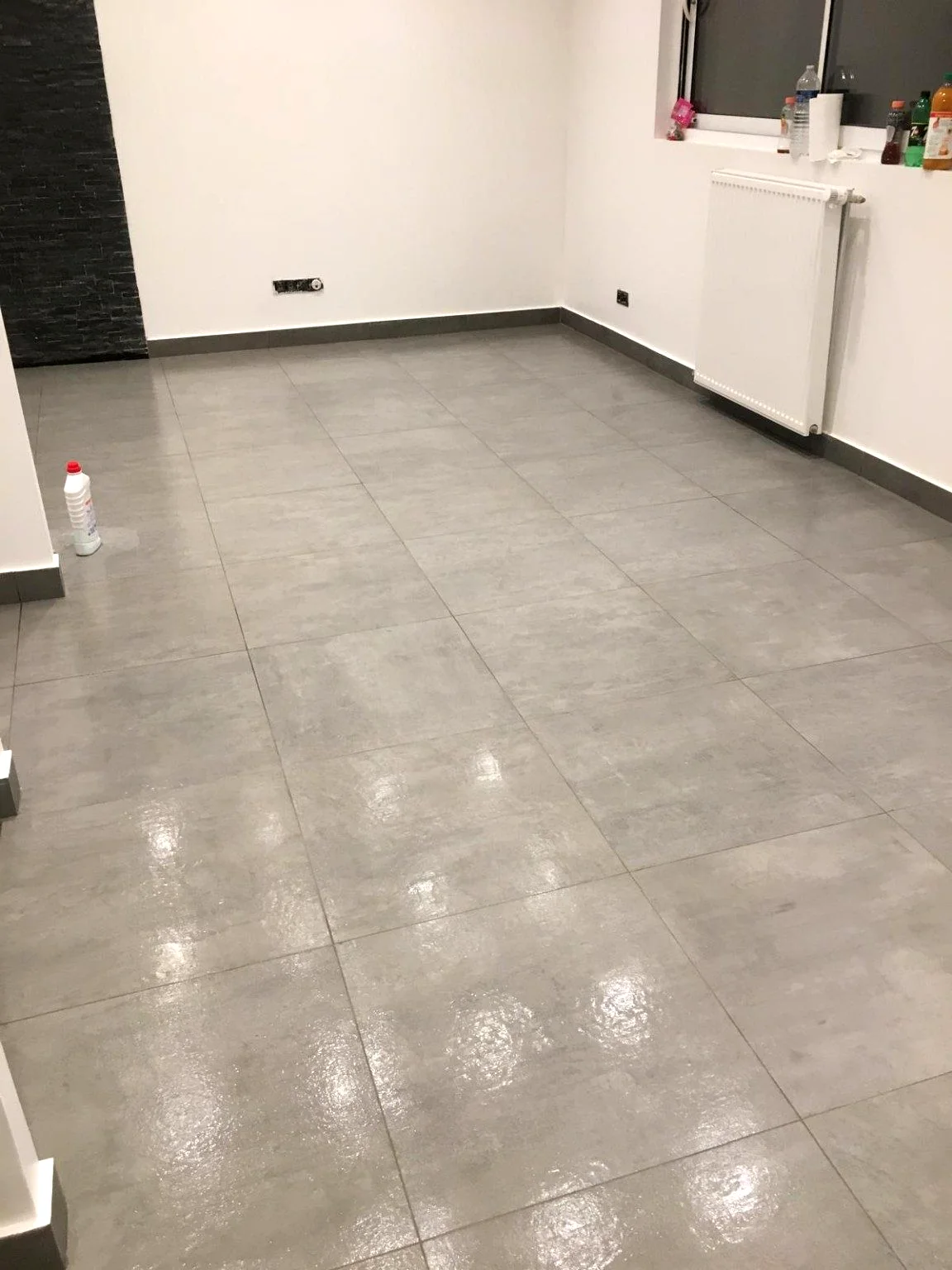 Pièce de vie carrelée après rénovation à Vincennes