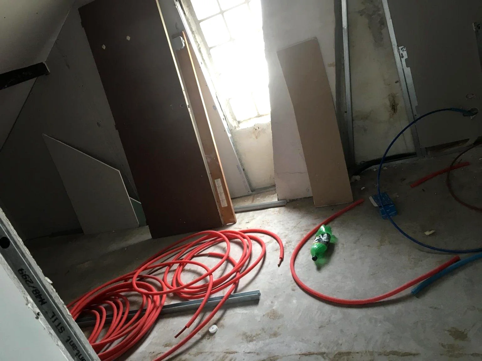Réseaux plomberie et électricité pendant chantier Vincennes