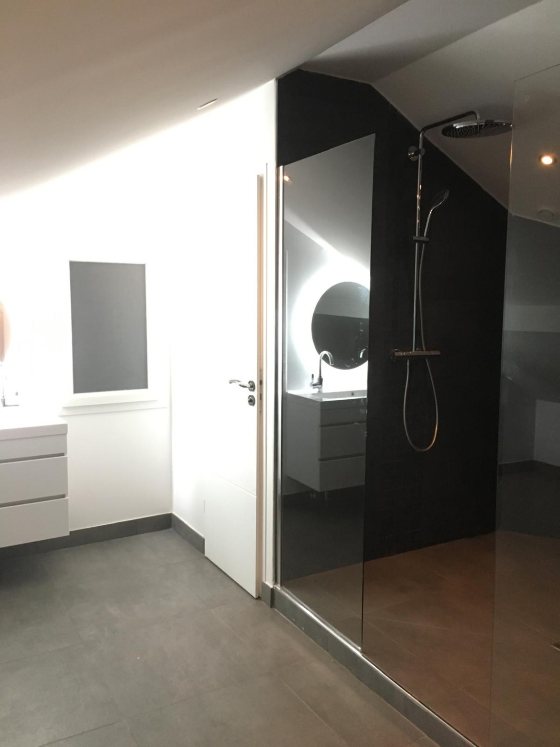 Salle de bain terminée après rénovation à Vincennes